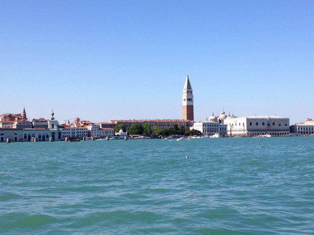 Venetian Mood: Secret Garden Apartment Bagian luar foto