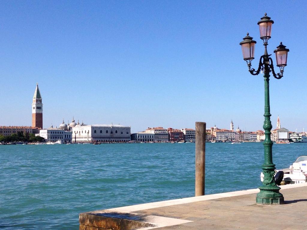 Venetian Mood: Secret Garden Apartment Bagian luar foto